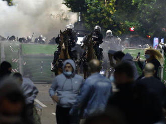Na proteste v Belehrade zatkli 71 ľudí vrátane Brita a Tunisana