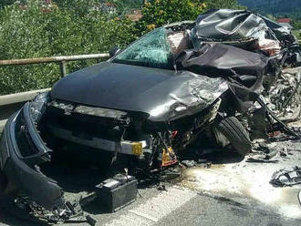 FOTO tragickej nehody na Kysuciach: Zrážku áut s kamiónom neprežila jedna osoba