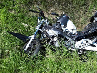 Smrteľná nehoda: FOTO Motorkár po čelnej zrážke s autom nemal šancu na prežitie