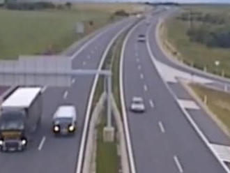 VIDEO Policajti zostali poriadne zaskočení: Hľadajú vodiča, ktorý šiel po diaľnici v protismere