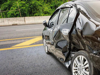 Nehoda auta a kombajnu neďaleko Gortvy: Hlásia dve zranené osoby