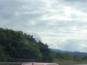 VIDEO šokujúceho manévru na diaľnici: Vodič auta s prívesom skončil otočený v protismere