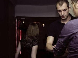 Tínedžera na jeho 18. narodeniny nepustili do baru: Kvôli nevkusnému účesu na VIDEU