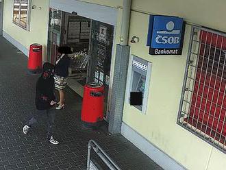 Z bankomatu si vybral cudzie peniaze: Pátra po ňom polícia