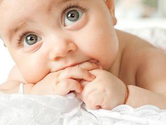 Prečo si bábätká dávajú pästičky do úst