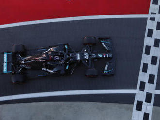 Tréninky na výroční závod F1 ovládl Mercedes