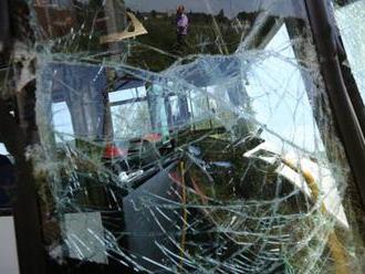 U Sedlce poblíž Prahy boural autobus, čtyři lidé jsou zranění