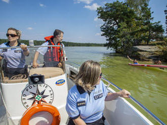 Policisté při namátkové kontrole na Máchově jezeře využili i člun