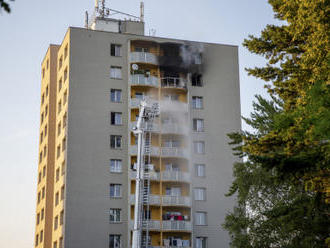 Vyšetřovatelé požáru v Bohumíně našli u bytu stopy po hořlavině