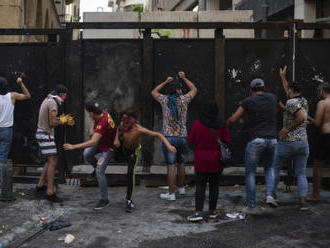 Policie rozháněla demonstranty v Bejrútu slzným plynem