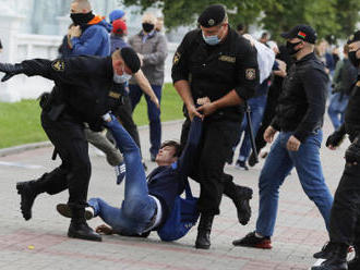 Běloruská policie zasáhla proti protestujícím v ulicích měst