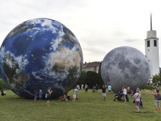 Na Kraví hoře v Brně nafoukli modely Země a Měsíce
