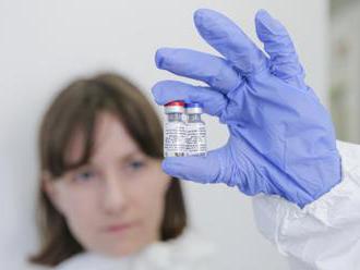 Vývoj vakcíny proti covidu není závod, tvrdí ministr USA