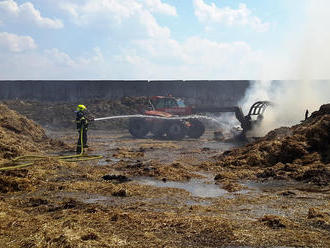 Požár stohu slámy v zemědělském areálu v Břestu likvidovali hasiči z druhého stupně požárního poplac