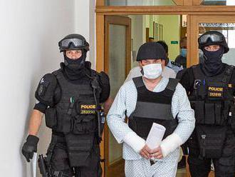 VIDEO: Obviněný žhář z Bohumína dorazil k soudu v neprůstřelné vestě