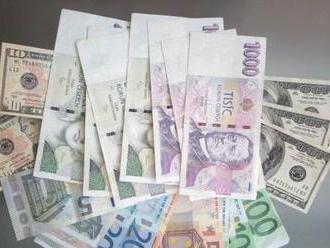 Česká měna si polepšila vůči euru i dolaru