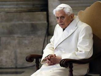 Bývalý papež Benedikt XVI. těžce onemocněl, má bolestivou infekci obličeje