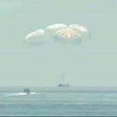 Přelomová mise Crew Dragon od SpaceX je dokončena, kosmická loď dosedla do oceánu