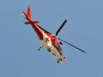 Ročné dieťa vypadlo z tretieho poschodia, dievčatku letel do Šale na pomoc vrtuľník