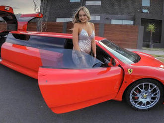 Někdo postavil limuzínu ze skutečného Ferrari i s motorem a manuálem, je na prodej