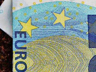 Kurz eura sa v pondelok rano pohyboval okolo 1,19 USD/EUR