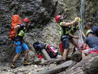 Chlapec spadol pri vodopáde v Slovenskom raji, je vážne zranený