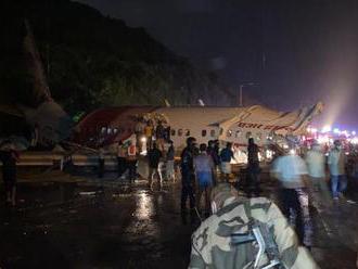 Lietadlo v Indii skĺzlo z dráhy a rozlomilo sa. Bolo v ňom takmer 200 ľudí
