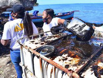 Z lode uviaznutej pri Mauríciu prečerpali takmer 3-tisíc ton ropných látok
