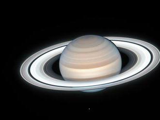 Hubbleov teleskop zachytil mimoriadne čistý obrázok leta na Saturne