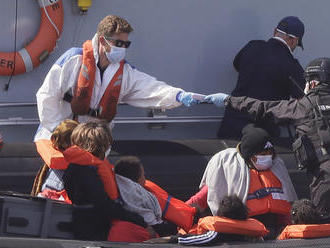 Británia čelí prílevu migrantov na loďkách, pašeráci majú hody