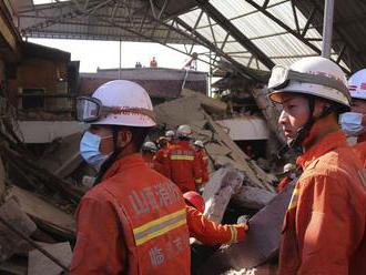 Pri páde budovy s reštauráciou zahynulo v Číne najmenej 17 ľudí