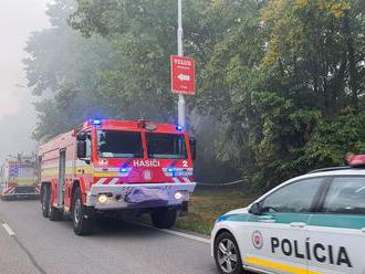 Bratislavskí hasiči zasahujú pri požiari na Rožňavskej ulici