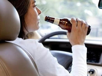 Tínedžerka šoférovala opitá s uterákom na čelnom skle auta