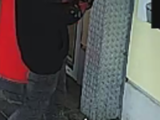 Prosba o pomoc: Polícia pátra po osobe,ktorá neoprávnene vyberala peniaze z bankomatu