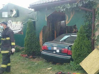Auto v Liptovskom Mikuláši vpálilo do reštaurácie: FOTO Možno hovoriť o veľkom šťastí v nešťastí