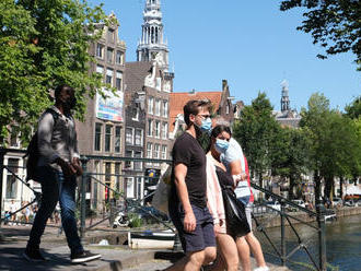 KORONAVÍRUS Amsterdam a Rotterdam nariadili v niektorých častiach povinné rúška