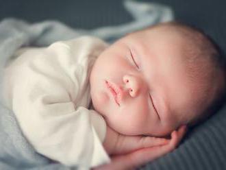 V akej polohe má spať bábätko?