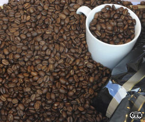 Cena kávy arabica zažila nejvyšší týdenní propad za 22 let