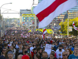 Přes policejní zatýkání demonstrovaly v Minsku desetitisíce lidí