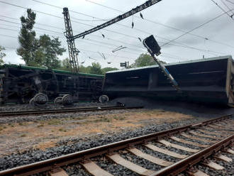 Nedaleko Teplic vykolejil nákladní vlak, škoda asi 30 milionů