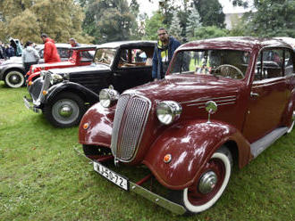 Lidé v zámeckém parku v Lešné si prohlédli historické automobily