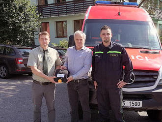 Dobrovolní hasiči z Horní Plané dovybavili jednotku automatizovaným externím defibrilátorem, s nákup