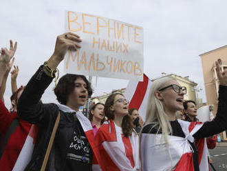 Na protestných manifestáciách v Bielorusku bolo dovedna 900 ľudí