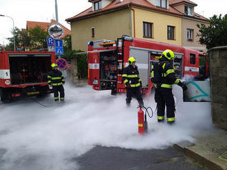 Požár rozvodné skříně likvidují hasiči v ulici Na záhonech v Praze 4. Na místě jsou dvě jednotky.