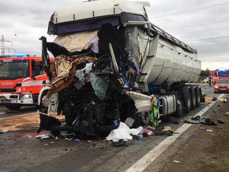 Hasiči zasahují na šestém kilometru dálnice D2 ve směru na Brno u nehody dvou nákladních vozidel.…