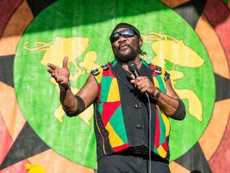 Reggae je tvrdá hudba. Jeho průkopník se po ráně od diváka znovu učil vlastní písně