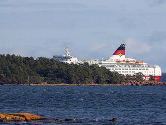 Lodní trajekt najel u Finska na mělčinu. Záchranáři evakuují cestující i posádku