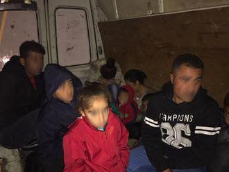 Rakúsko: v mraziarenskom aute našli desiatky ukrytých migrantov