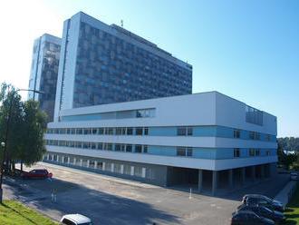 Banská Bystrica: Nemocnica potvrdila desať lekárov pozitívnych na COVID-19
