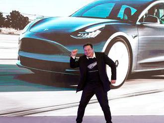 Tesla začne vyrábět vlastní baterie, půjde na to ale jinak. Ceny klesnou o polovinu, slíbil Elon Mus